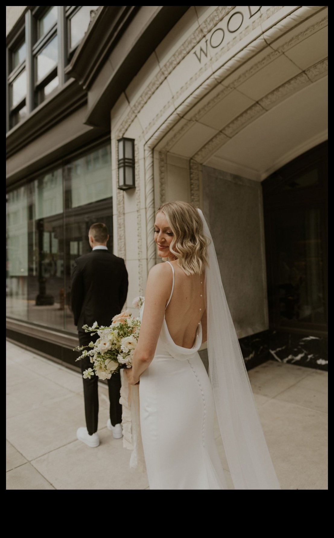 Във Vogue Vows: модерна елегантна булчинска рокля