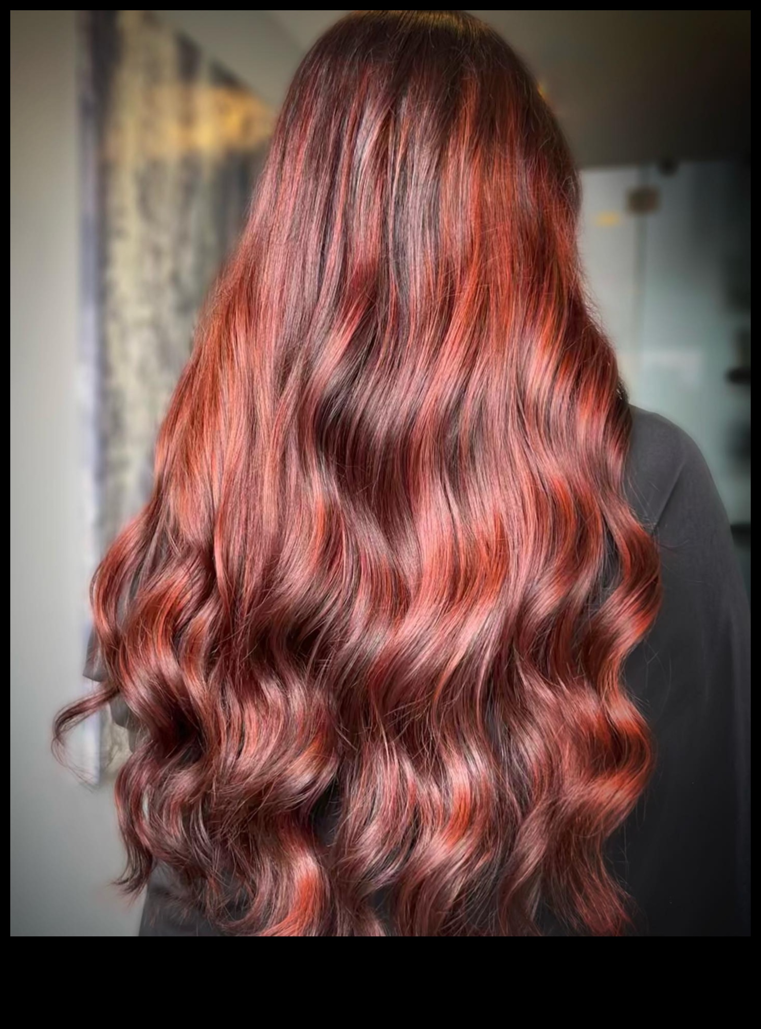 Пламтяща елегантност: червени и кестеняви прически за нотка драма