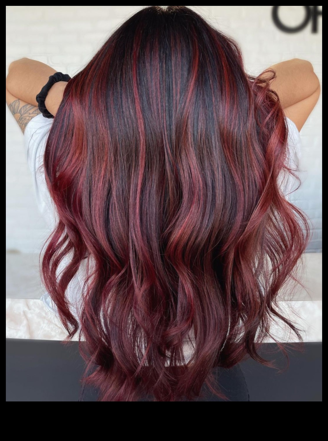 Пламтяща елегантност: червени и кестеняви прически за нотка драма