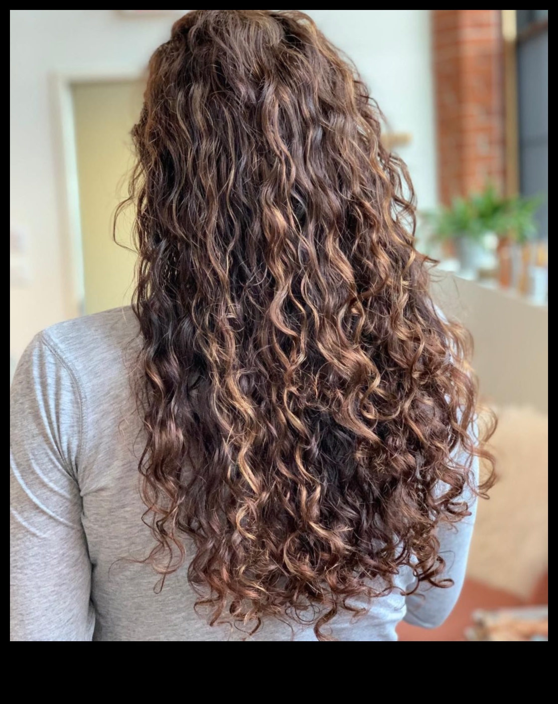 Целунати от слънцето спирали: Излъчваща топлина с къдрици, готови за плаж