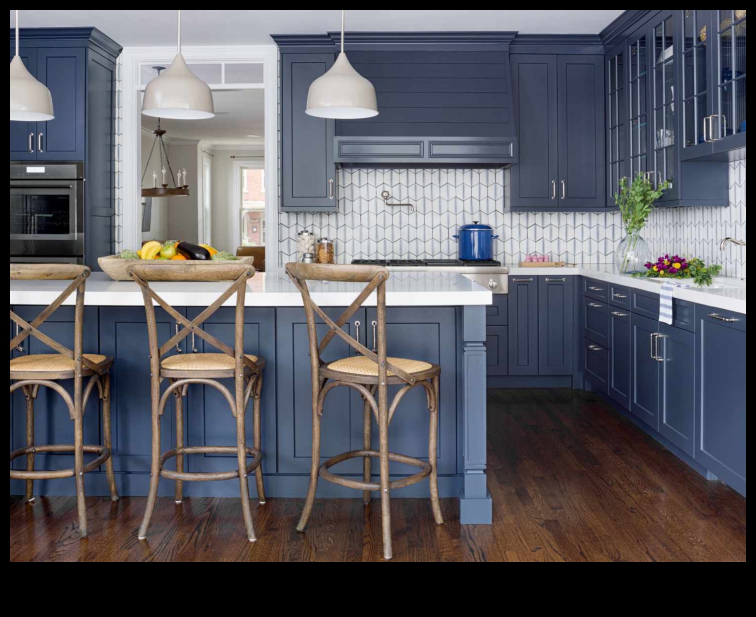 Какви са някои бюджетни идеи за крайбрежен кухненски декор за свежо усещане?