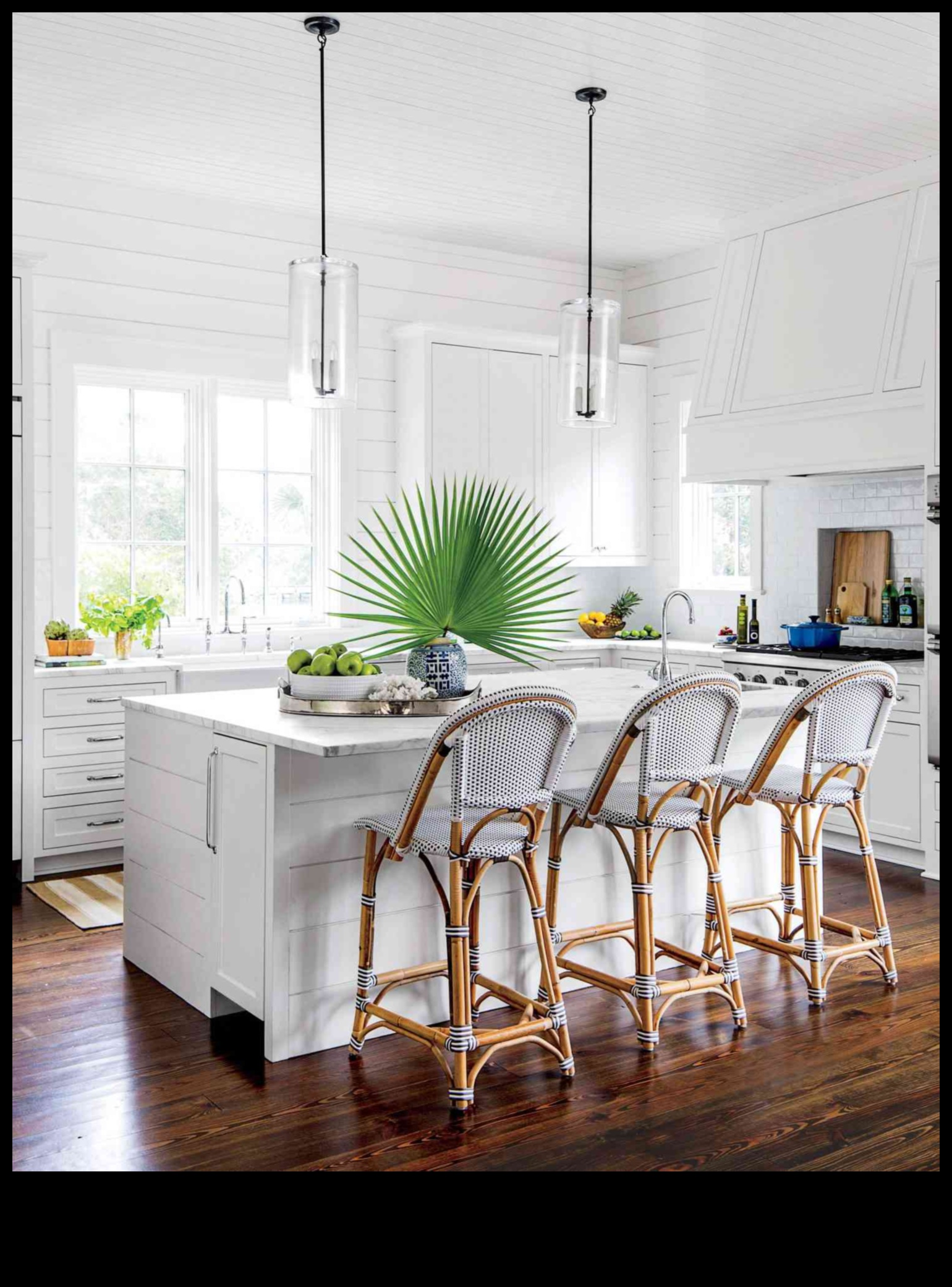 Какви са някои бюджетни идеи за крайбрежен кухненски декор за свежо усещане?