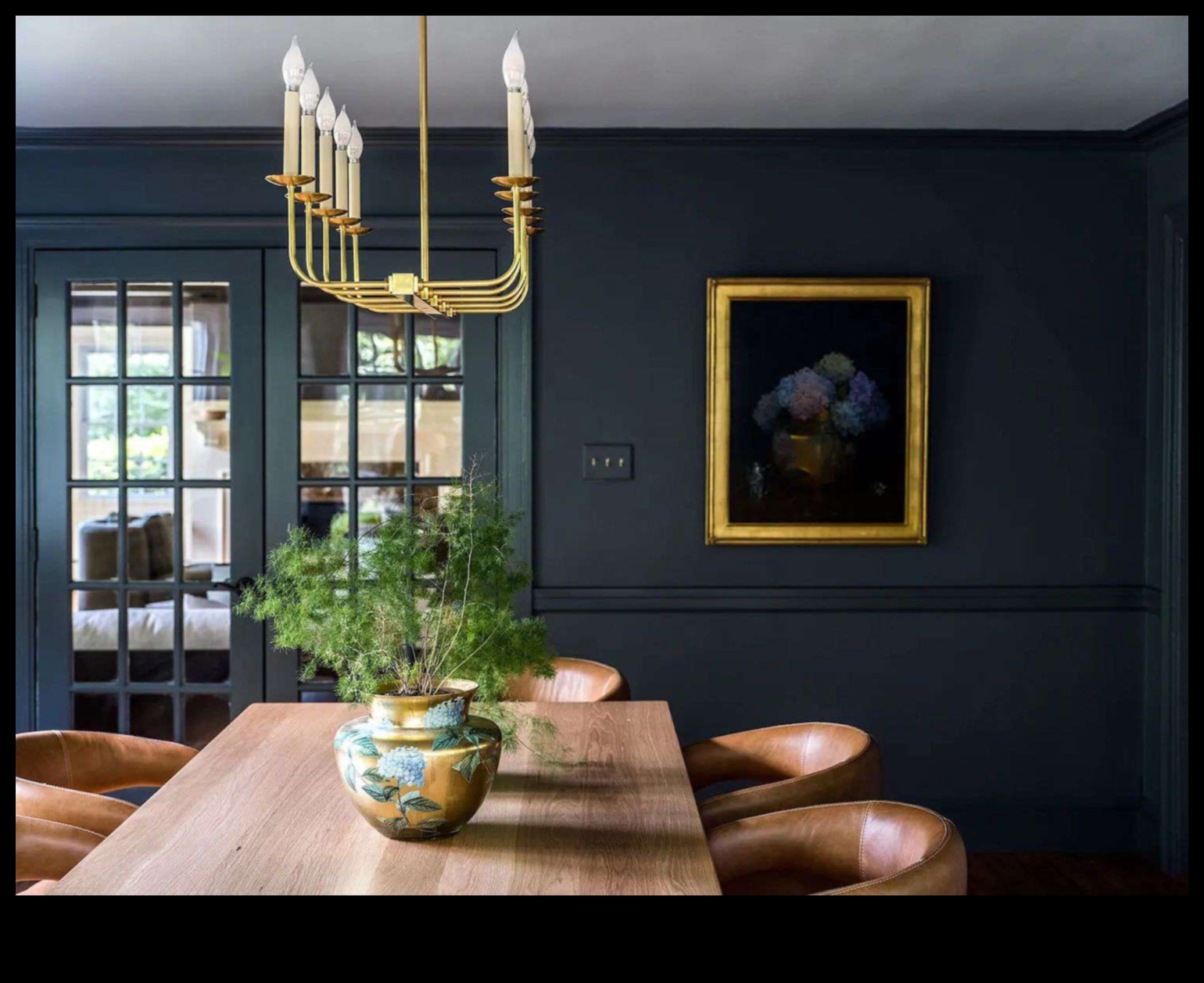 Как мога да включа златни акценти в схема на минималистичен декор по уникален начин?